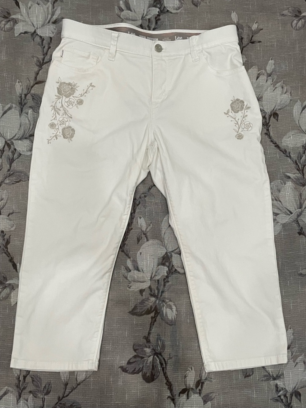 Lee Total Freedom White Capri Pants Womens 10 Petite Floral Embroidered Stretch